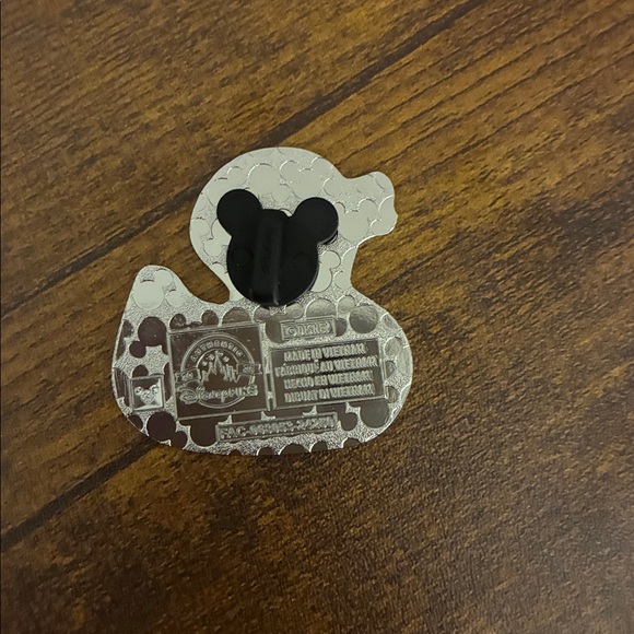 2025 Disney duck pin - Picture 2 of 2